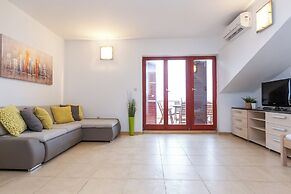 Maru Apartments
