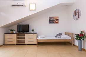 Maru Apartments