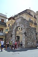 B&B Tauromenion