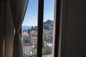 B&B Tauromenion