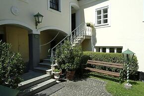 Biedermeier Hof