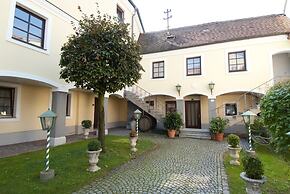 Biedermeier Hof