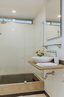 Travelers Orange Suites
