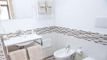 Ailanthus Holiday Suites