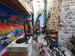 Kuyu Beergarden Hostel
