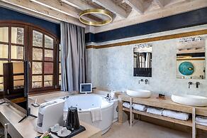 10GR Boutique Hotel and Wine Bar