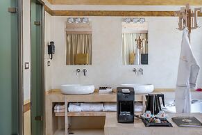 10GR Boutique Hotel and Wine Bar