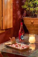 10GR Boutique Hotel and Wine Bar