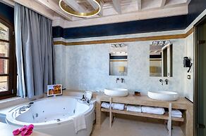 10GR Boutique Hotel and Wine Bar