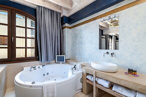 10GR Boutique Hotel and Wine Bar