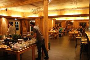 Tiraholms hotell