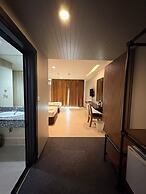 J & Y Lodge Hotel