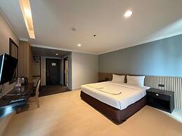 J & Y Lodge Hotel