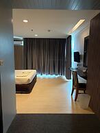 J & Y Lodge Hotel