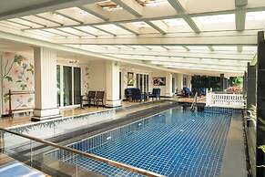 Mayfair Lake Resort