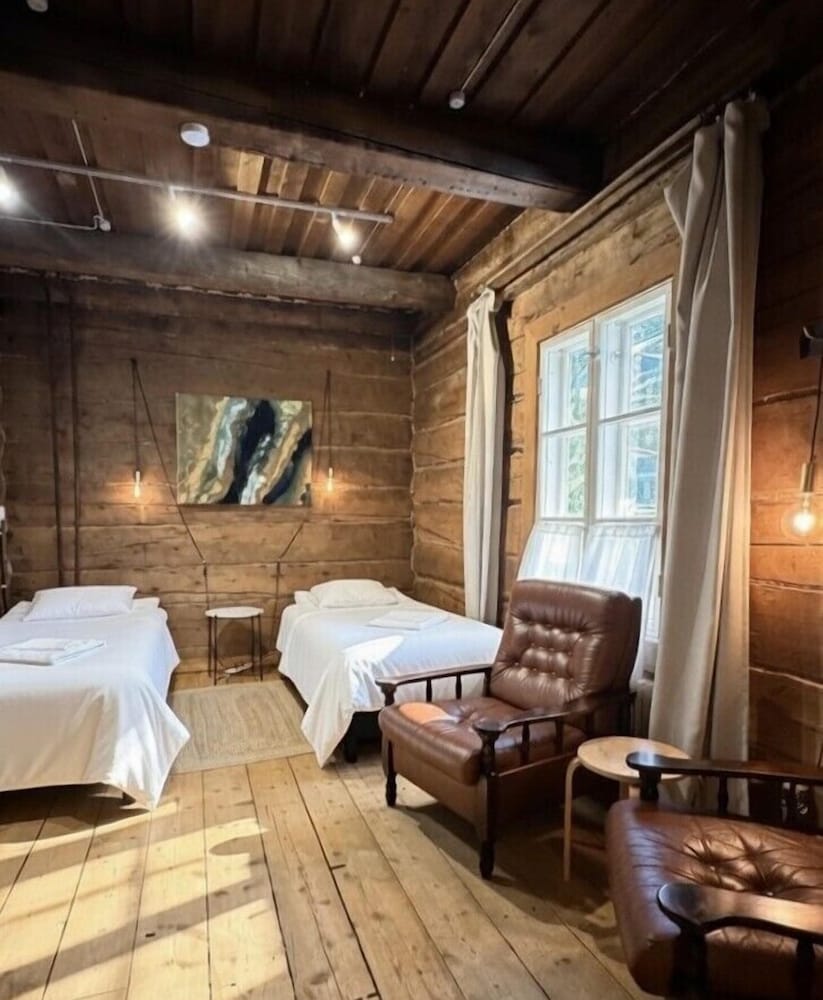 LAURI Historical Log House Manor