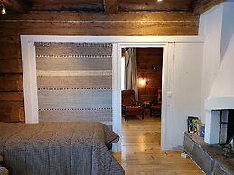 LAURI Historical Log House Manor