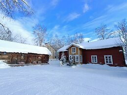 LAURI Historical Log House Manor