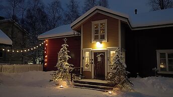 LAURI Historical Log House Manor