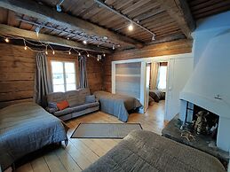 LAURI Historical Log House Manor