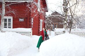 LAURI Historical Log House Manor