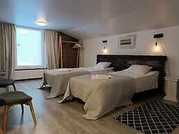 LAURI Historical Log House Manor