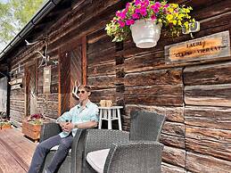 LAURI Historical Log House Manor