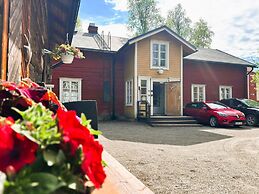 LAURI Historical Log House Manor