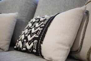 QuickStay - Classy & Rustic Downtown Condo