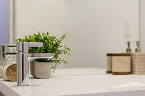 QuickStay - Classy & Rustic Downtown Condo