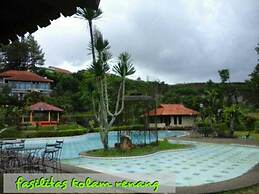 Villa Pinggir Danau Puncak for 30 pax