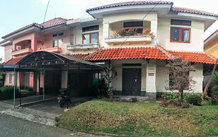 Villa Anvil Cipanas 4 Bedroom for 25 pax