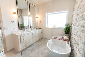 Colony Suites