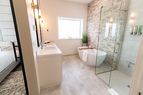 Colony Suites
