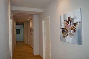 B&B Jolie Center