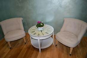 B&B Jolie Center