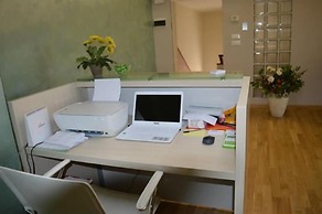 B&B Jolie Center