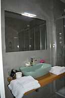 B&B Jolie Center