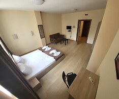Twain Apart & Rooms