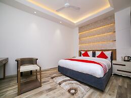 OYO 23088 Hotel Dev Palace