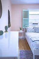 Vibrant Apartment in Forest Hill (Free Parking)