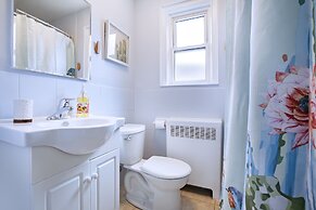 Vibrant Apartment in Forest Hill (Free Parking)