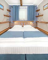 Lucky Ship Art Hotel