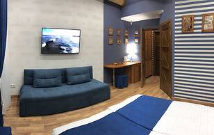Lucky Ship Art Hotel