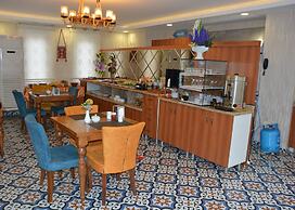 Ada Hotel