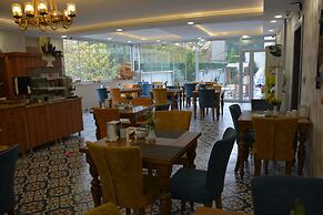 Ada Hotel
