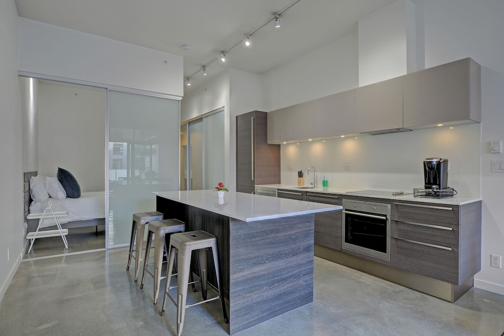 Noel Suites-Gastown