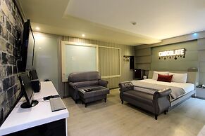 Hera Hotel