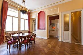 Filip Palace Luxurious Apartment