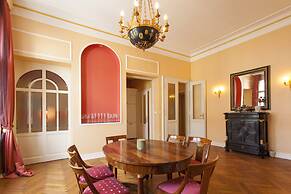 Filip Palace Luxurious Apartment